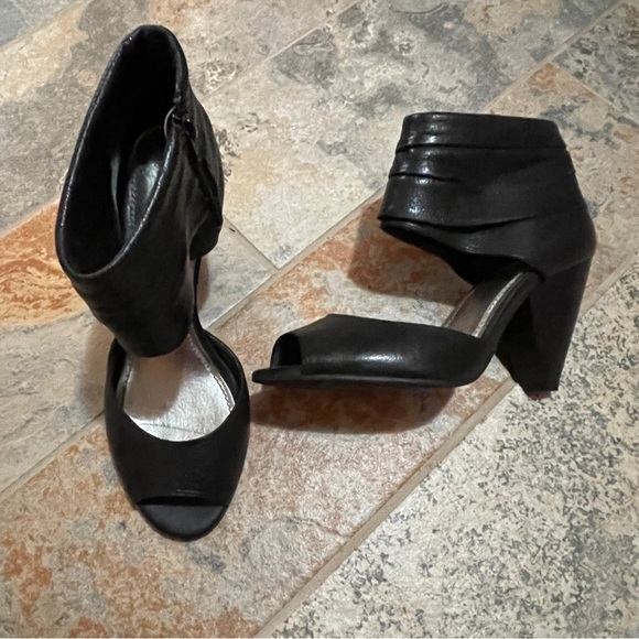 🐦⬛Beautiful Gianni Bini Open Toe Ankle Zip Triangular Heeled Leather Pumps! - Picture 3 of 13